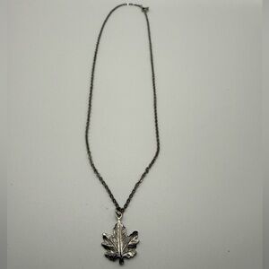 🛍️ Silver Tone Maple Leaf Necklace Lobster Clasp 16”